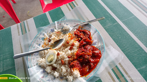 Warung Sarapan Tepi Kolam