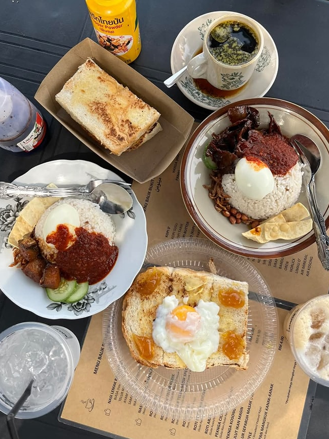Sarapan Pagi Terbaik di Parit Raja: Nasi Lemak & Roti Canai Lazat
